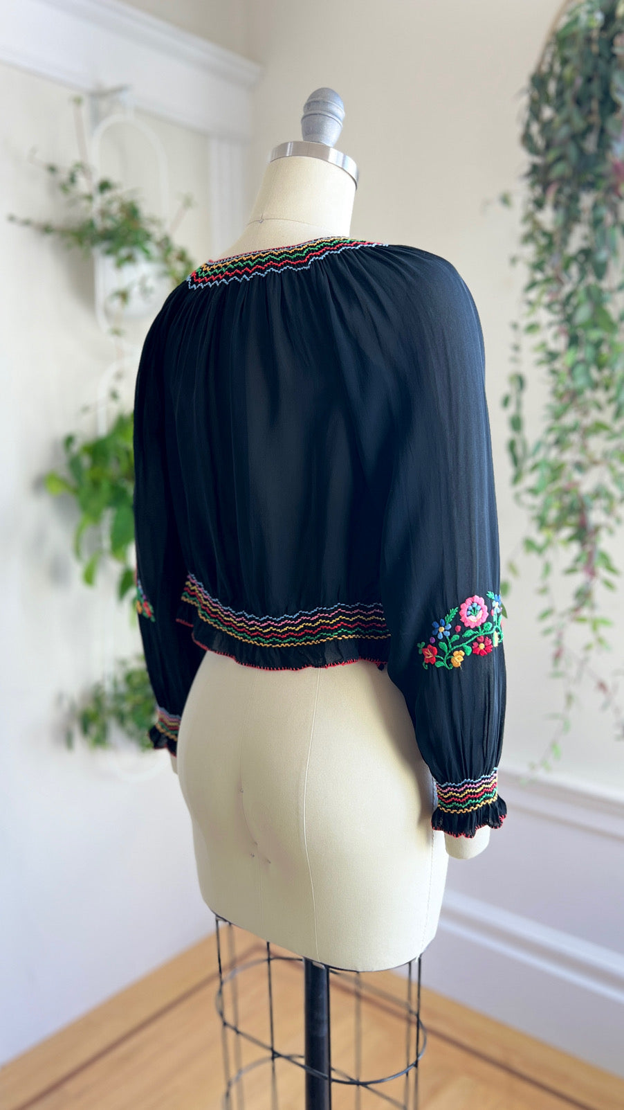 Vintage 1940s Hand-Embroidered Hungarian Blouse | small