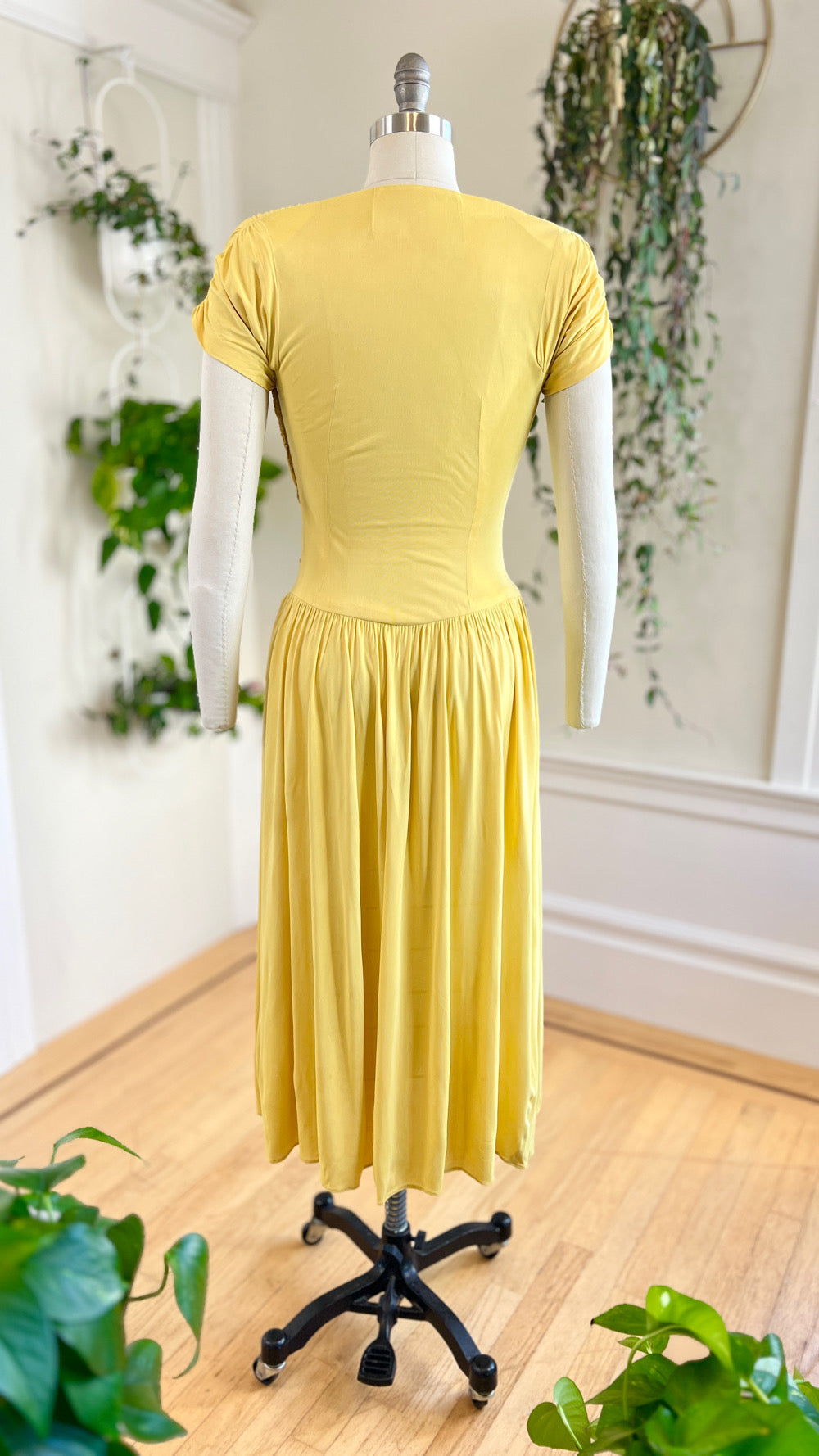 1940s Gold Filigree Yellow Jersey Party Dress | small