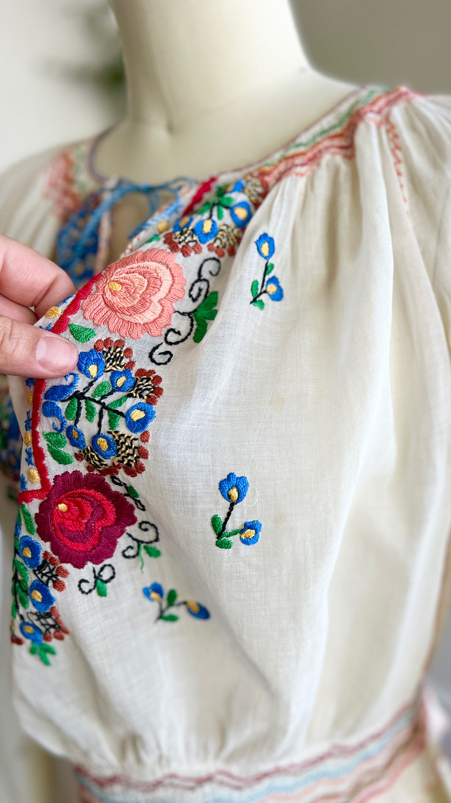 Vintage 1930s Hand-Embroidered Hungarian Peasant Top | x-small/small