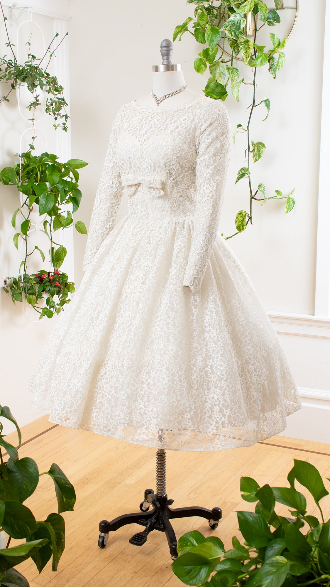 1950s 1960s White Lace Sweetheart Wedding Gown | medium