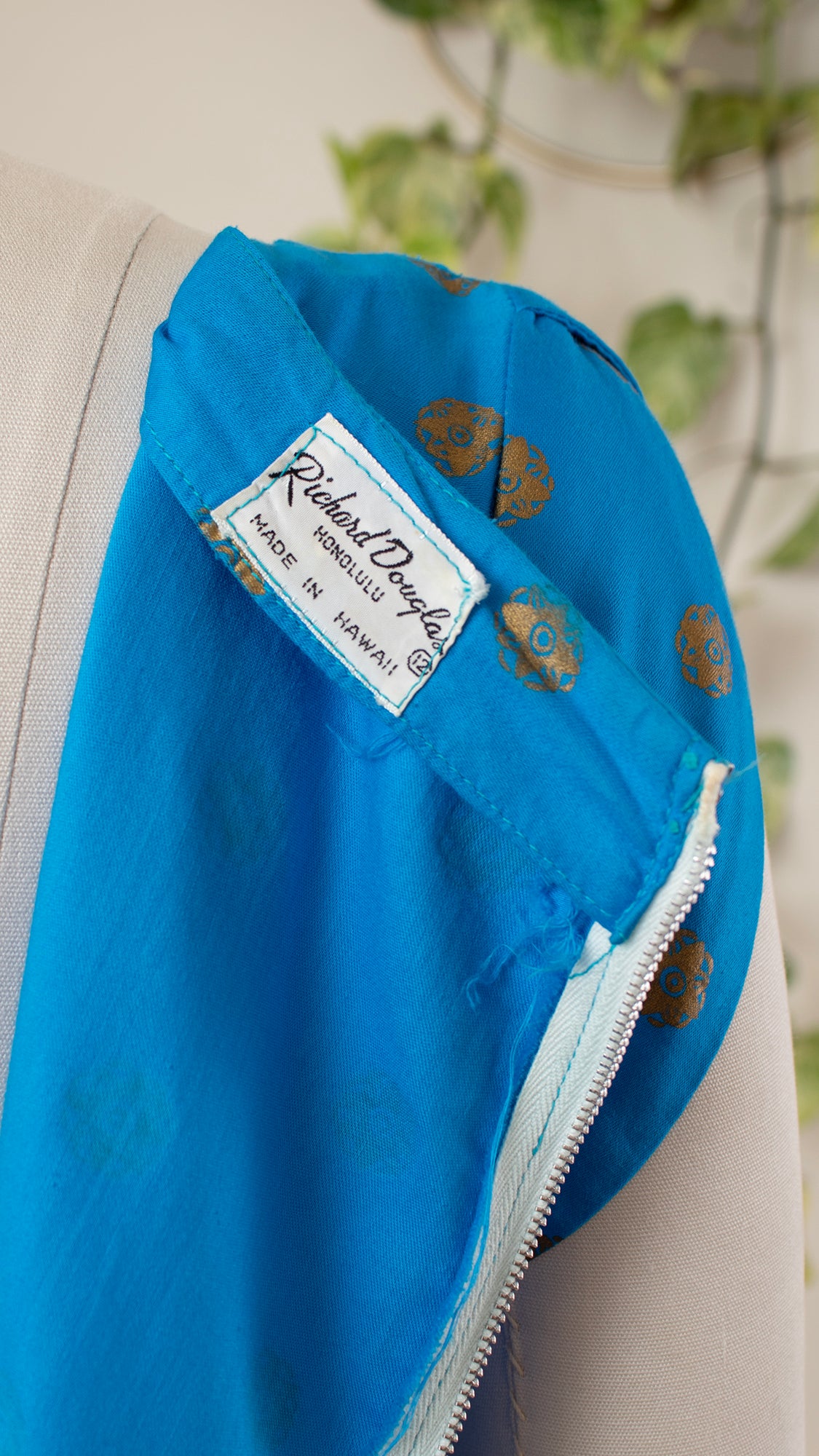 1960s Metallic Gold Printed Hawaiian Wiggle Dress | medium