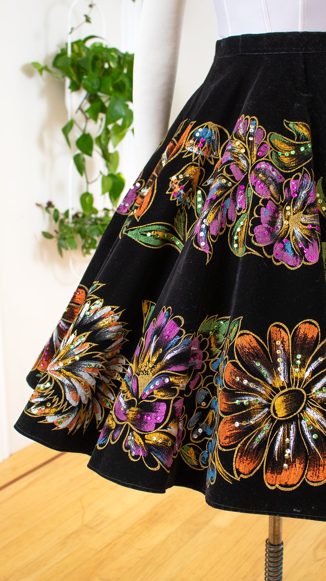 NEW ⭐️ 1950s Mexican Hand Painted Velvet Circle Skirt | small