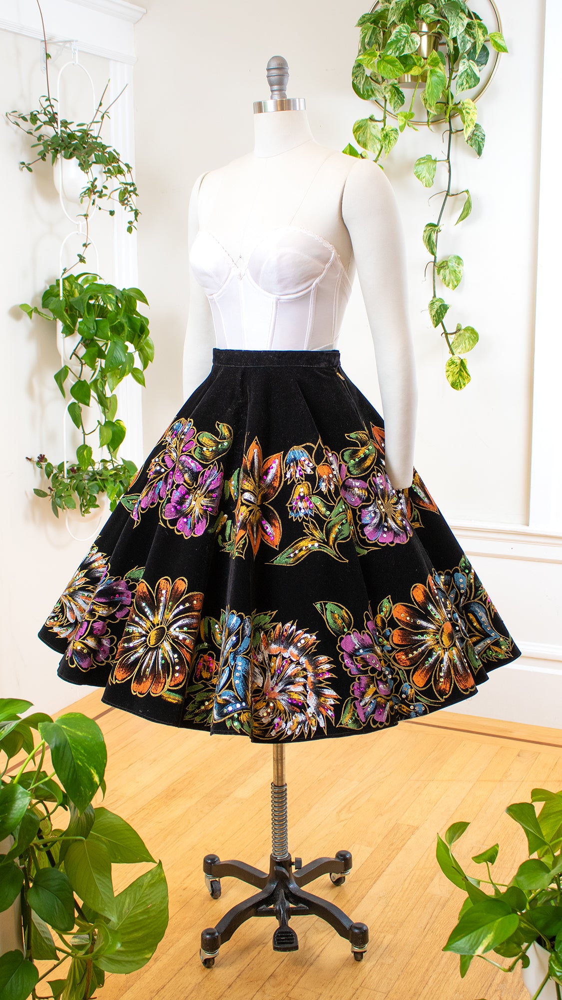 NEW ⭐️ 1950s Mexican Hand Painted Velvet Circle Skirt | small
