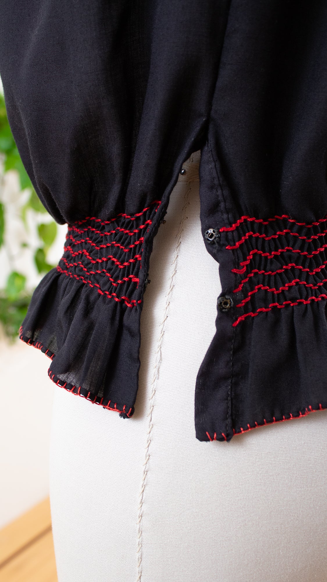 1970s does 1930s Floral Embroidered Peasant Top | small/medium