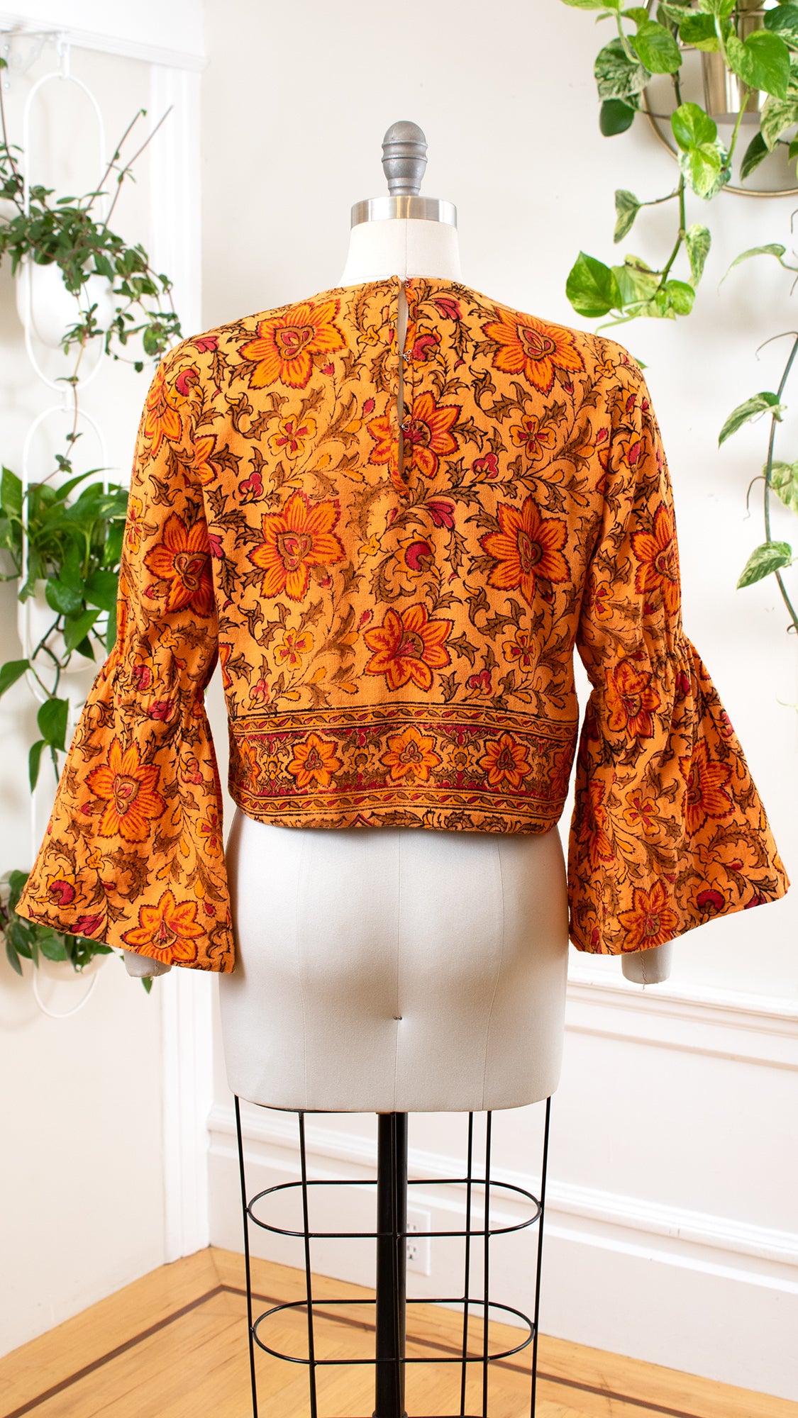 NEW ⭐️ 1970s Indian Floral Bell Sleeve Crop Top | small/medium