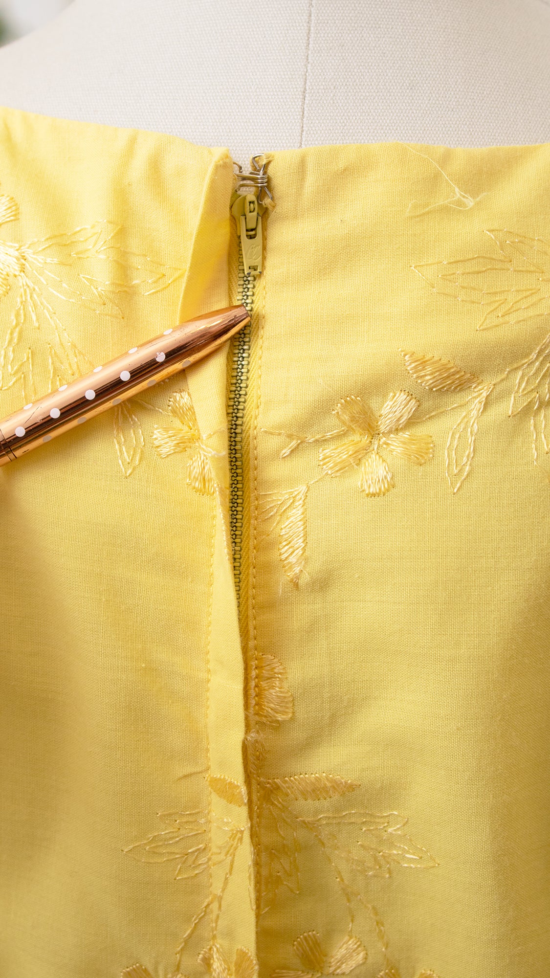1950s Floral Embroidered Yellow Sundress | small/medium