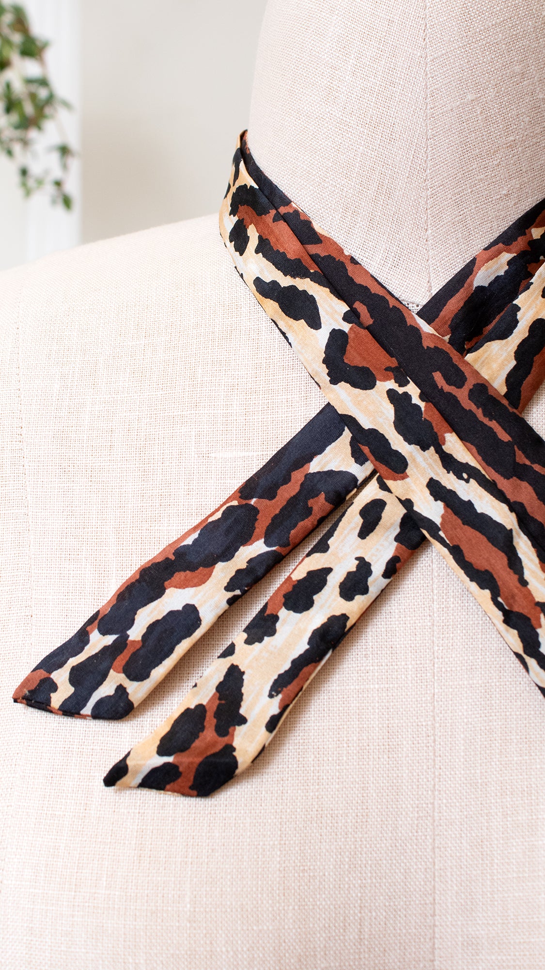1950s VERA NEUMANN Silk Leopard Print Tie