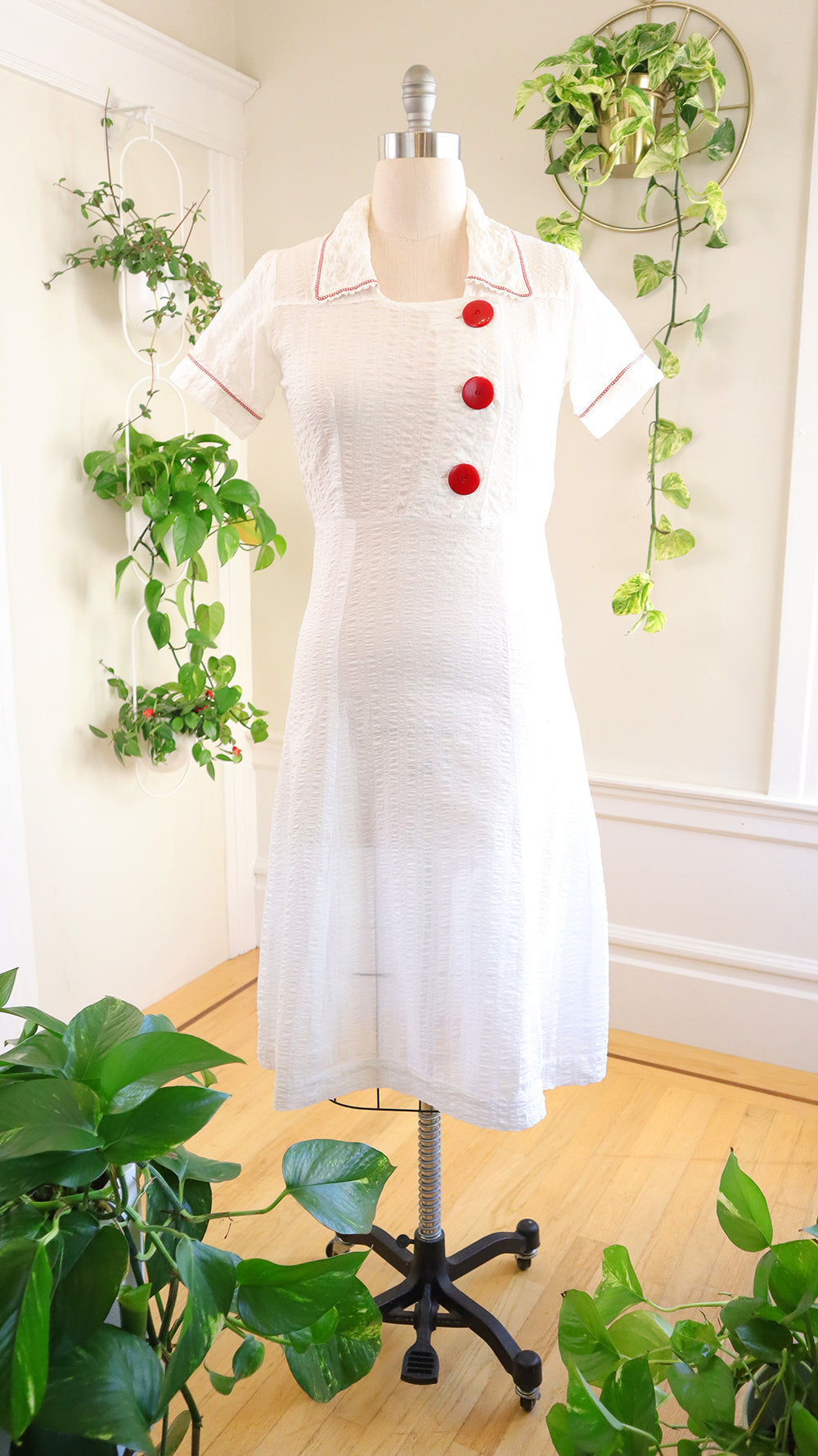 1930s Big Buttons White Plissé Dress 1930s Big Buttons White Plissé Dress