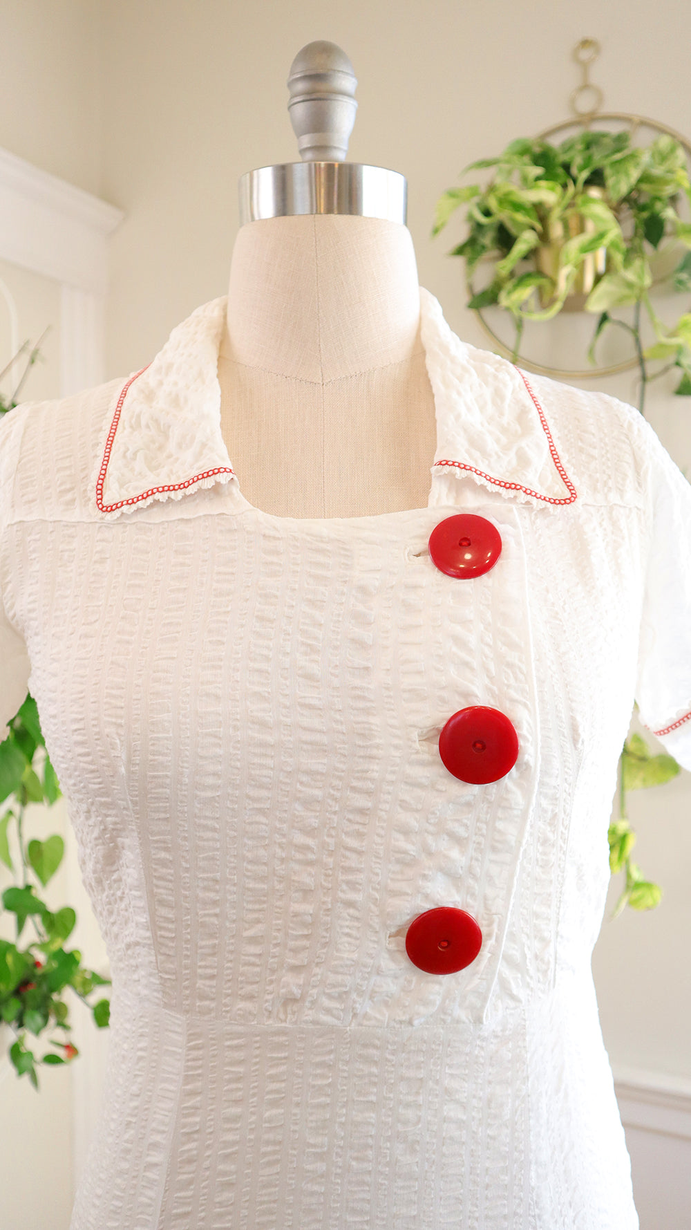 1930s Big Buttons White Plissé Dress | medium/large