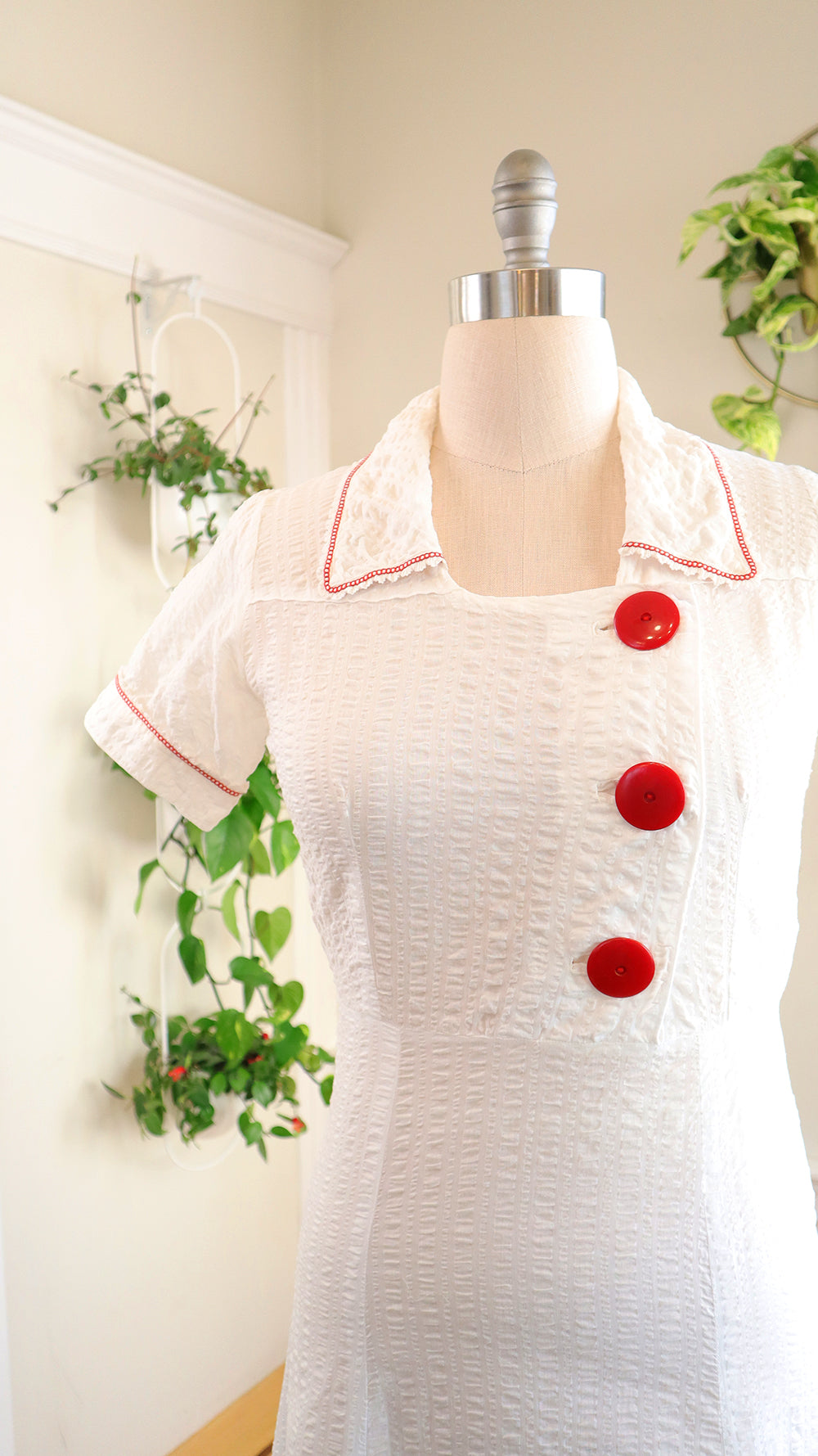 1930s Big Buttons White Plissé Dress | medium/large