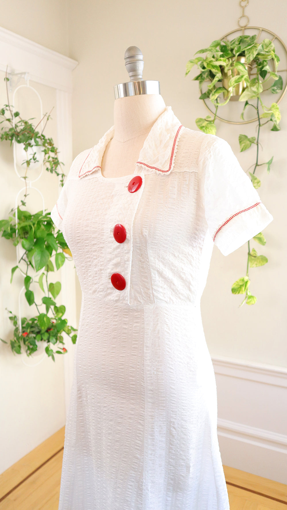 1930s Big Buttons White Plissé Dress | medium/large