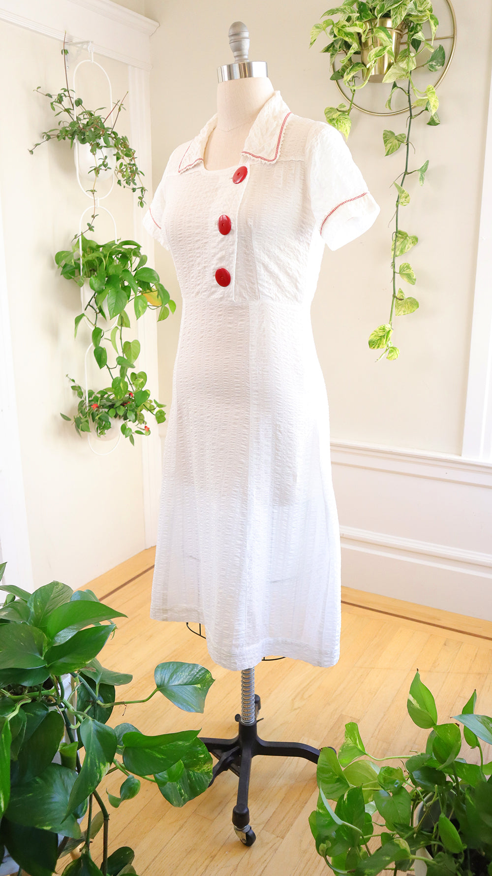 1930s Big Buttons White Plissé Dress | medium/large