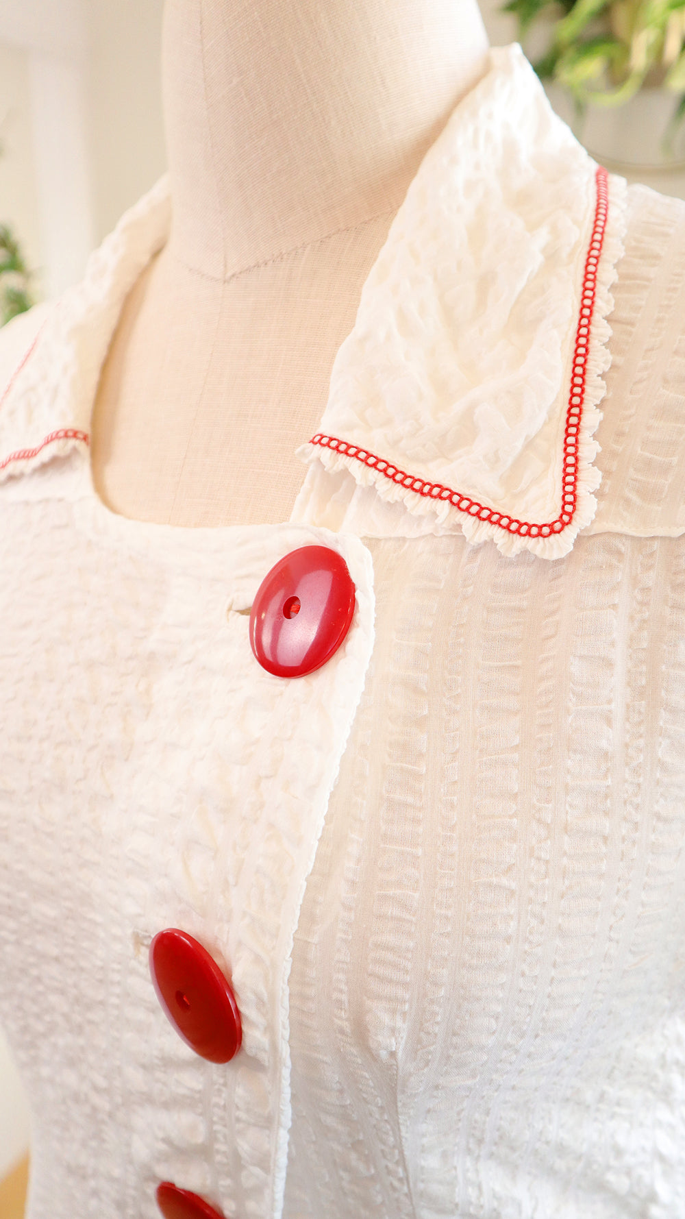 1930s Big Buttons White Plissé Dress | medium/large