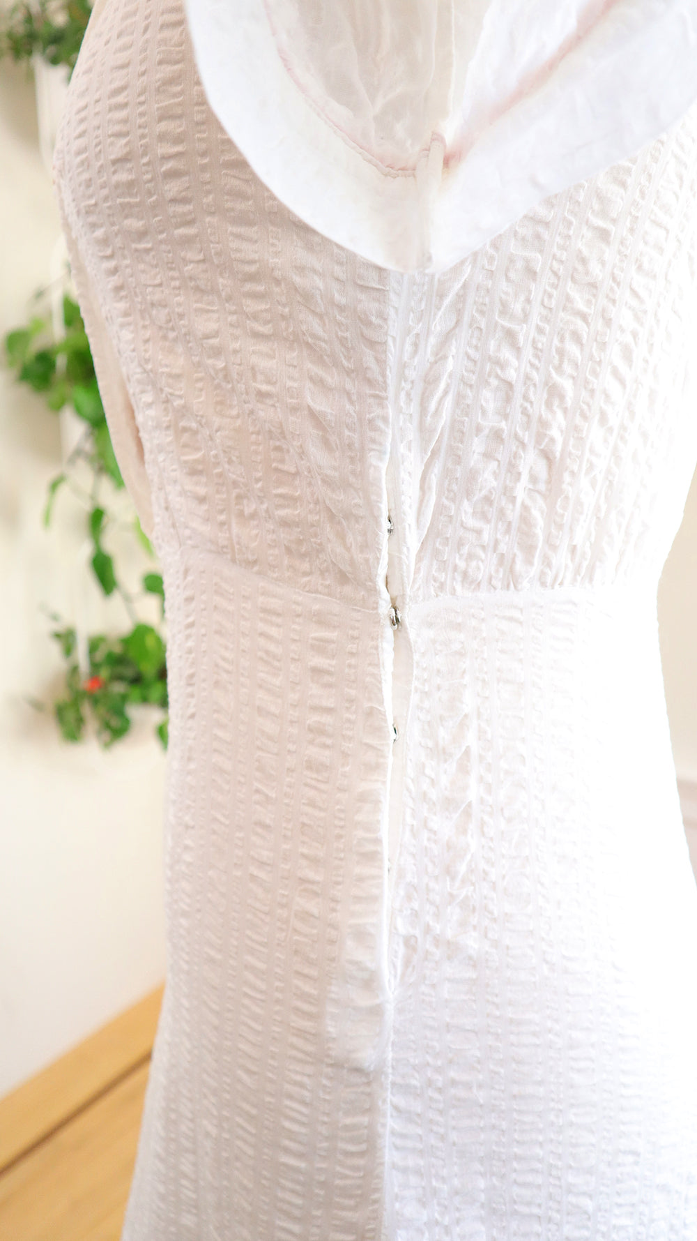 1930s Big Buttons White Plissé Dress | medium/large