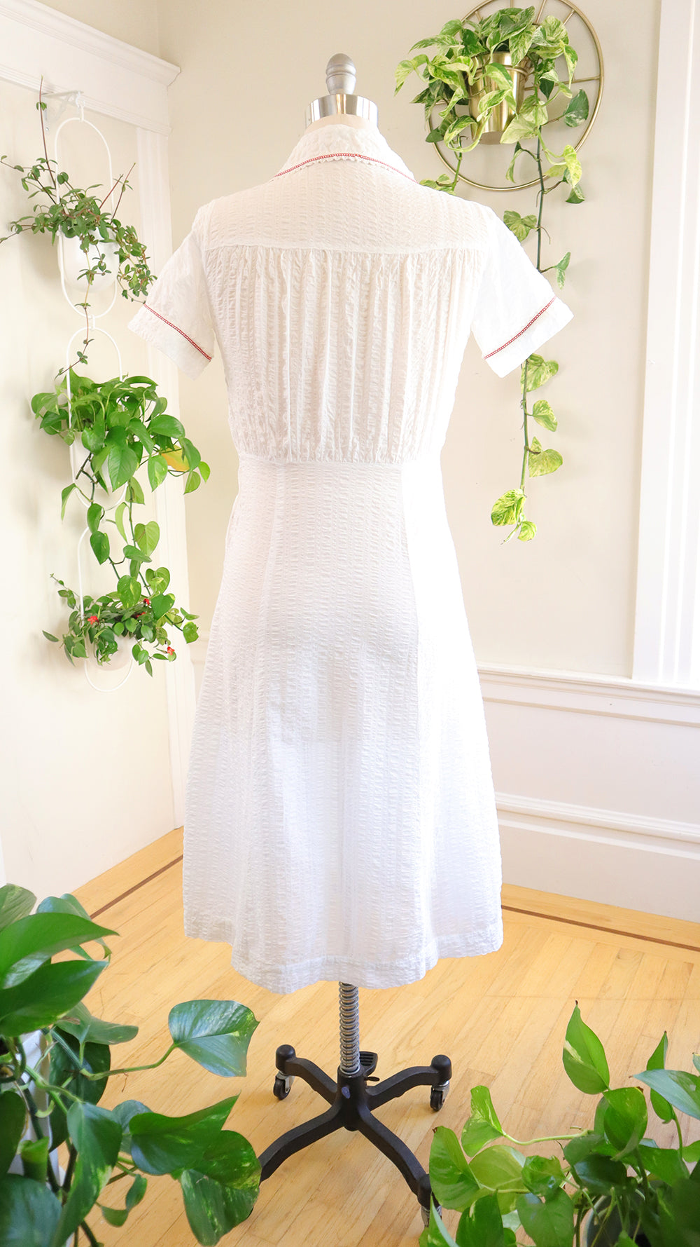 1930s Big Buttons White Plissé Dress | medium/large