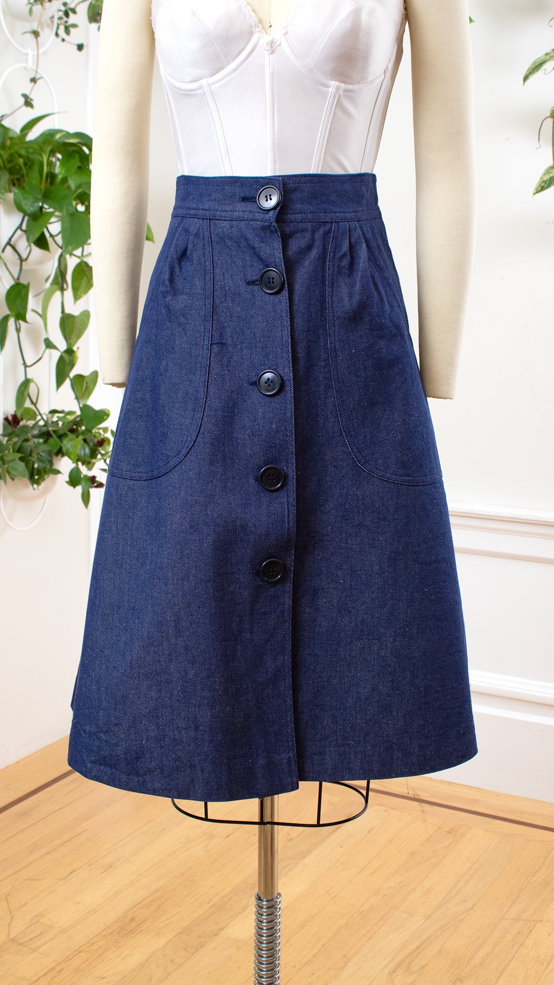 NEW ⭐️ 1970s Denim Button Down Skirt | small