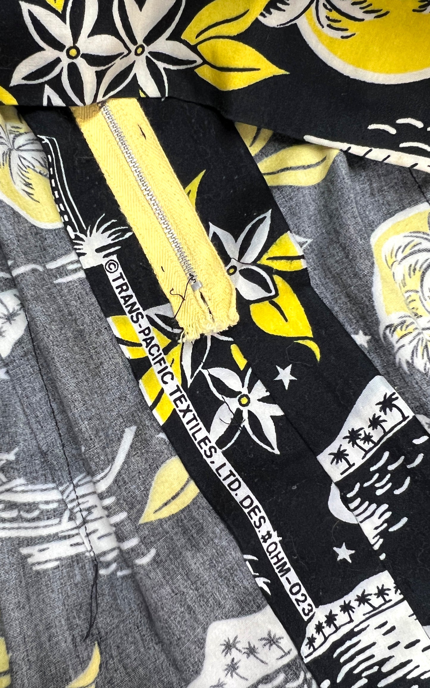 Vintage Hawaiian Novelty Print Top | medium/large