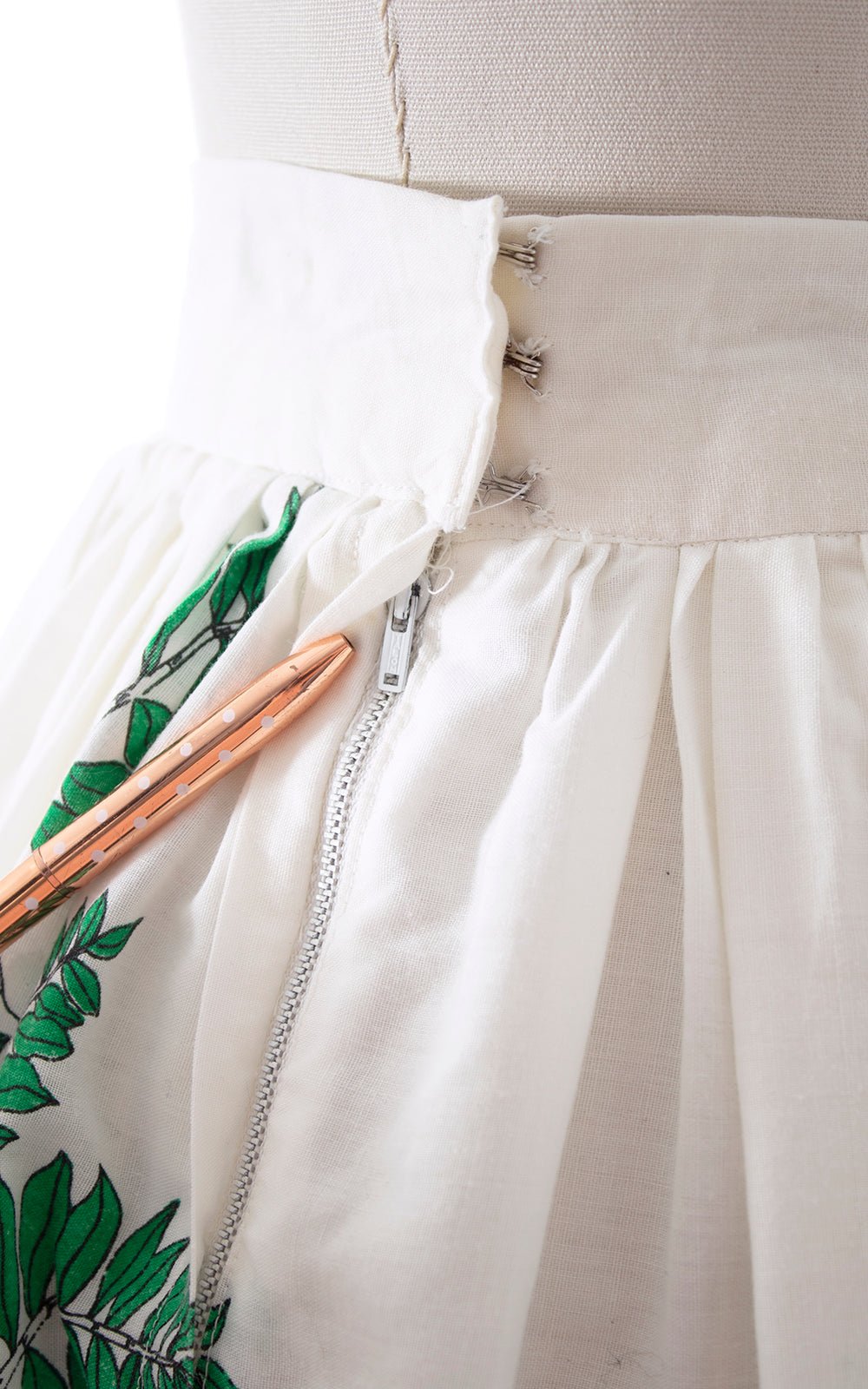 1950s Tropical Parrots Novelty Border Print Skirt | small