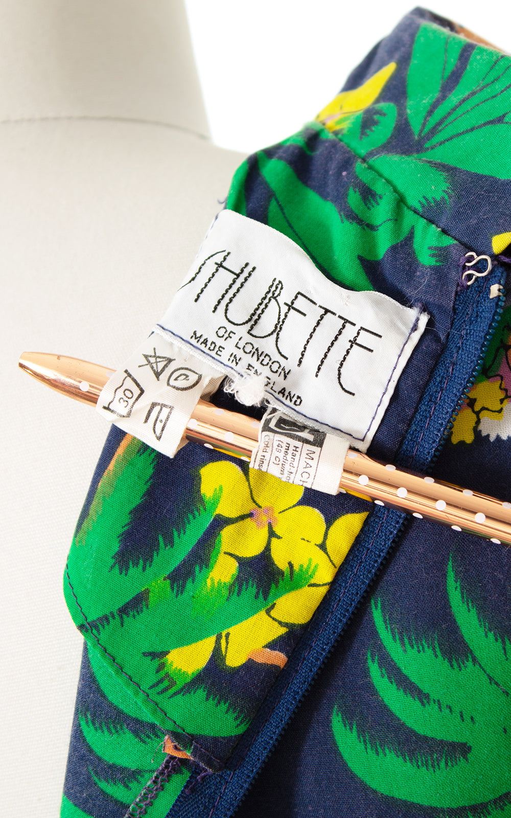 1970s Hawaiian Floral Novelty Print Blouse | small/medium