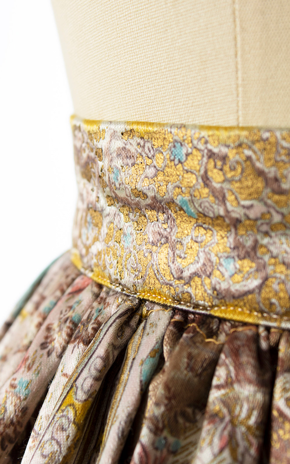 BLV x DEANNA || 1950s Persian Folklore Novelty Print Skirt | small