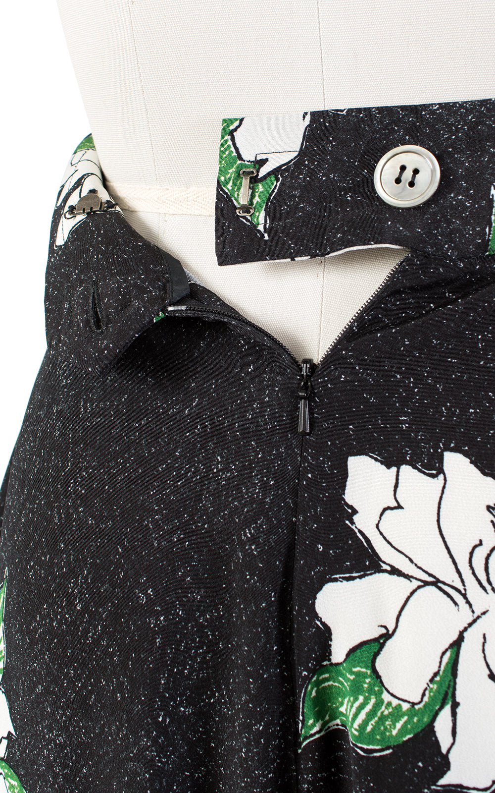 1930s Style Floral Rayon Shorts with Slits | x-small