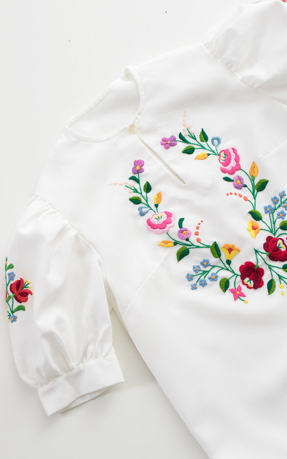 1970s Floral Embroidered Puff Sleeve Peasant Top | x-small/small