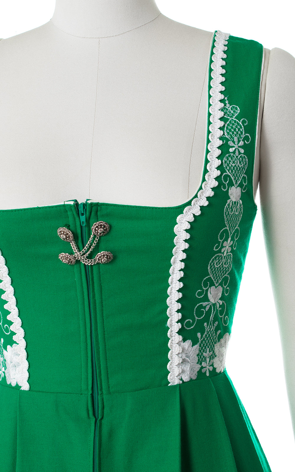 1980s Hearts & Roses Embroidered Kelly Green Dirndl