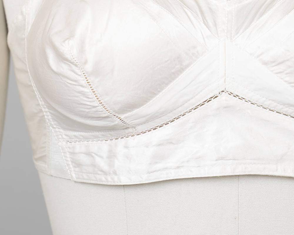 Vintage 1940s 1950s Bullet Bra | 40s 50s Cream Rayon Satin Off White Pointed Pin Up Bra (30B 32B xs)