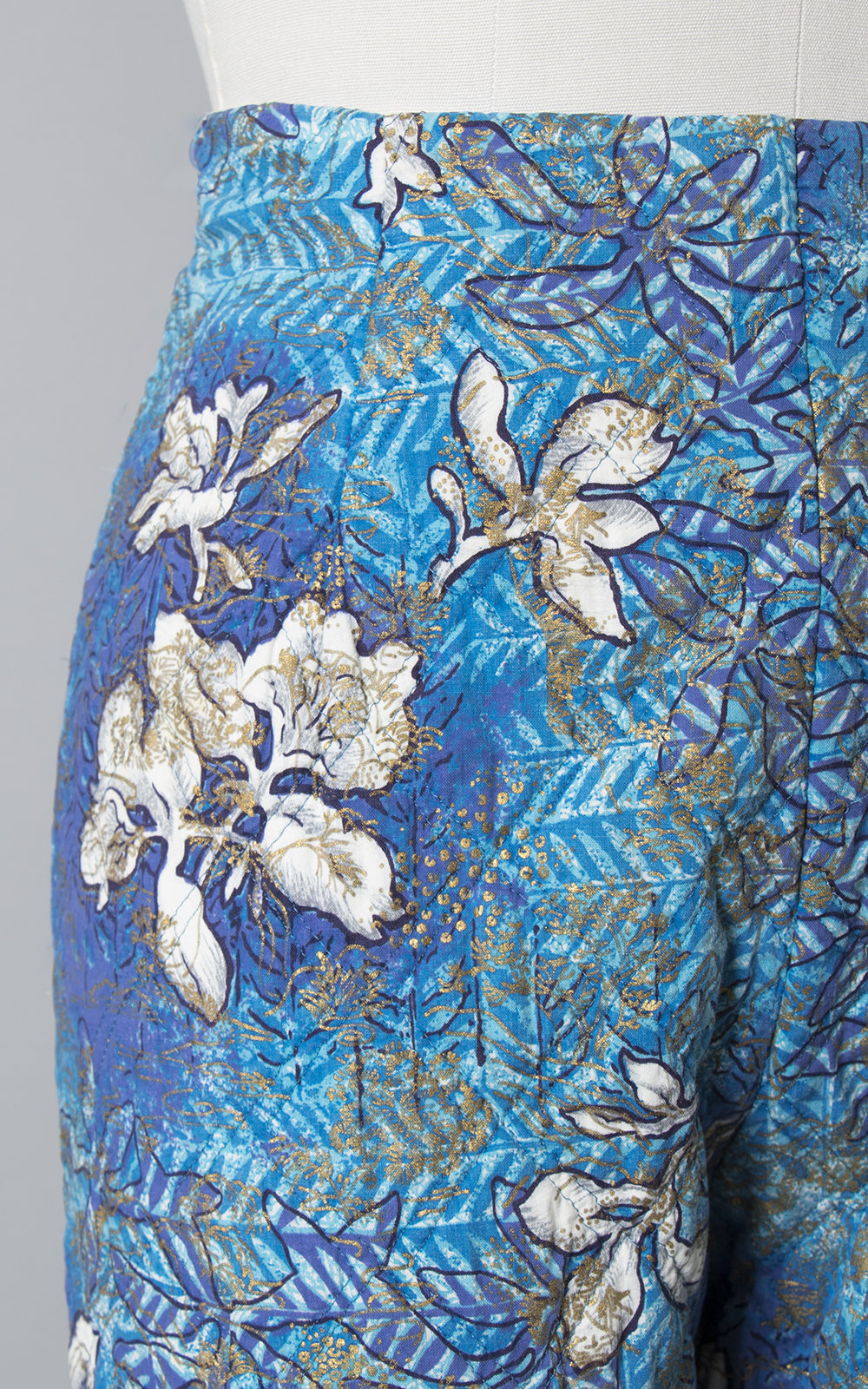 Vintage 1950s Capris | 50s Quilted Hawaiian Floral Print Cotton Blue Metallic Gold High Waisted Pants (small)