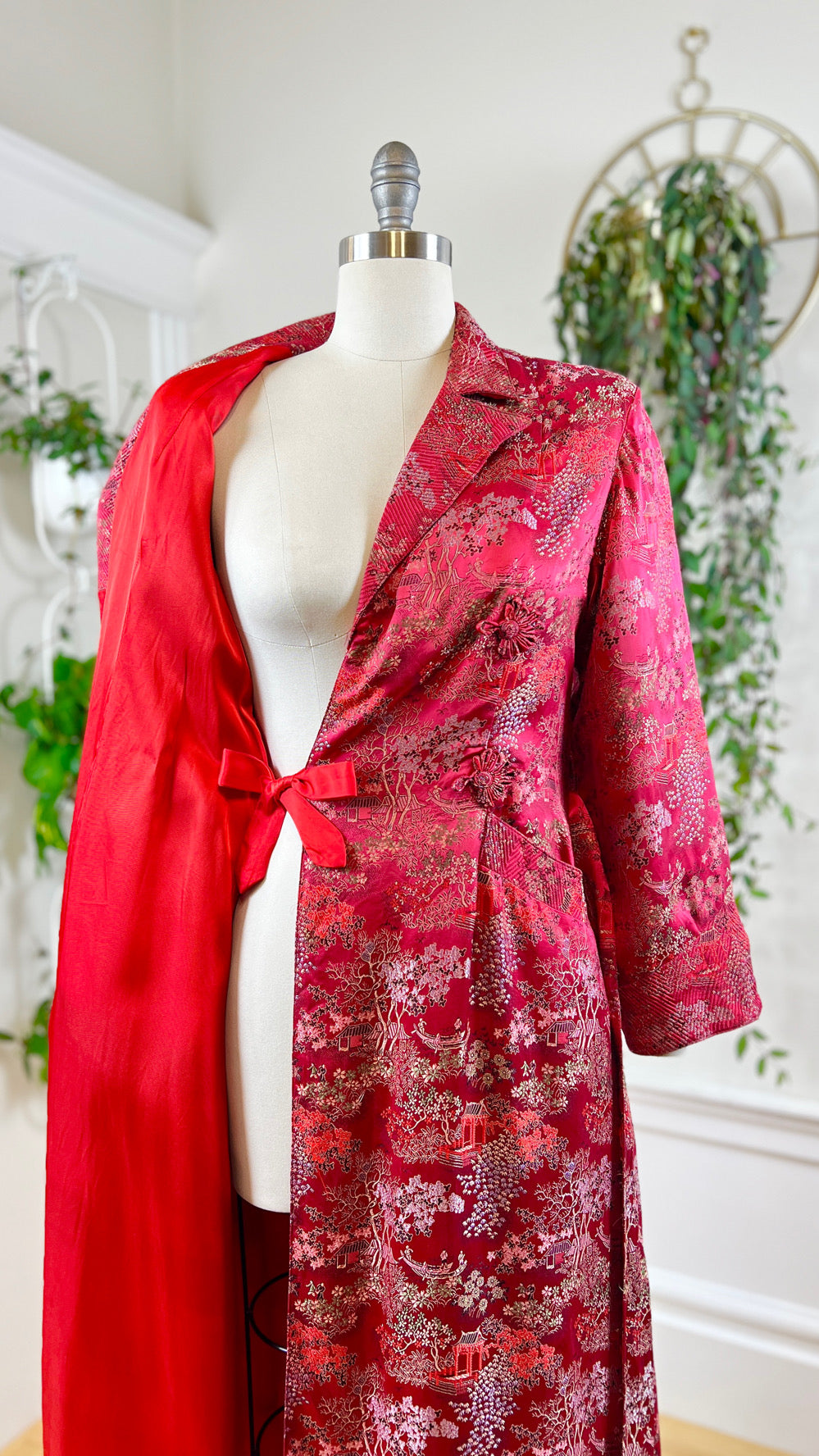 1990s 2000s Asian Novelty Rayon Satin Jacquard Robe | small/medium