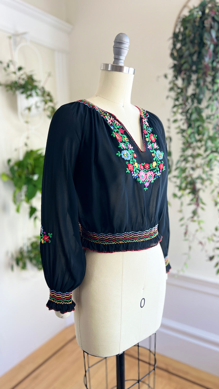 Vintage 1940s Hand-Embroidered Hungarian Blouse | small