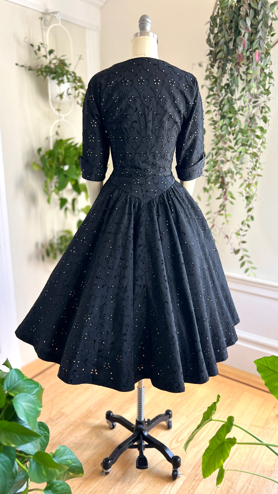 1950s dresses black Vintage 1950s Embroidered Eyelet Evening Dress