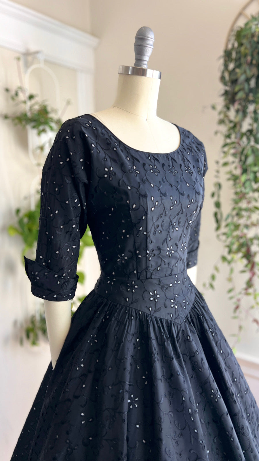 Vintage 1950s Embroidered Eyelet Evening Dress | small