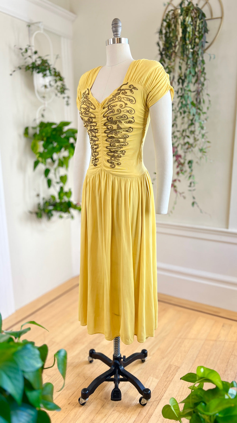 1940s Gold Filigree Yellow Jersey Party Dress | small