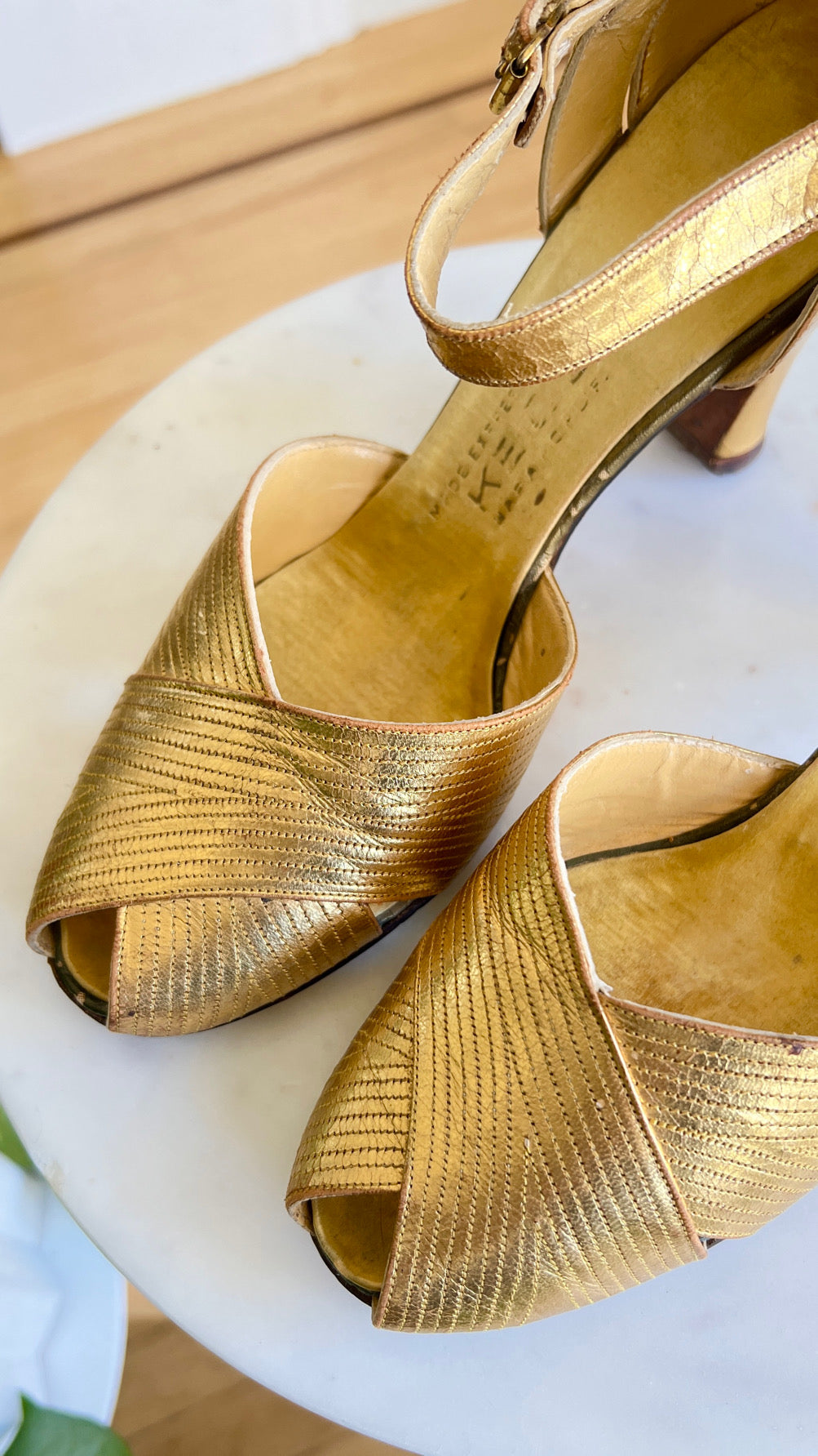 1930s Gold Leather Heels | size US 5