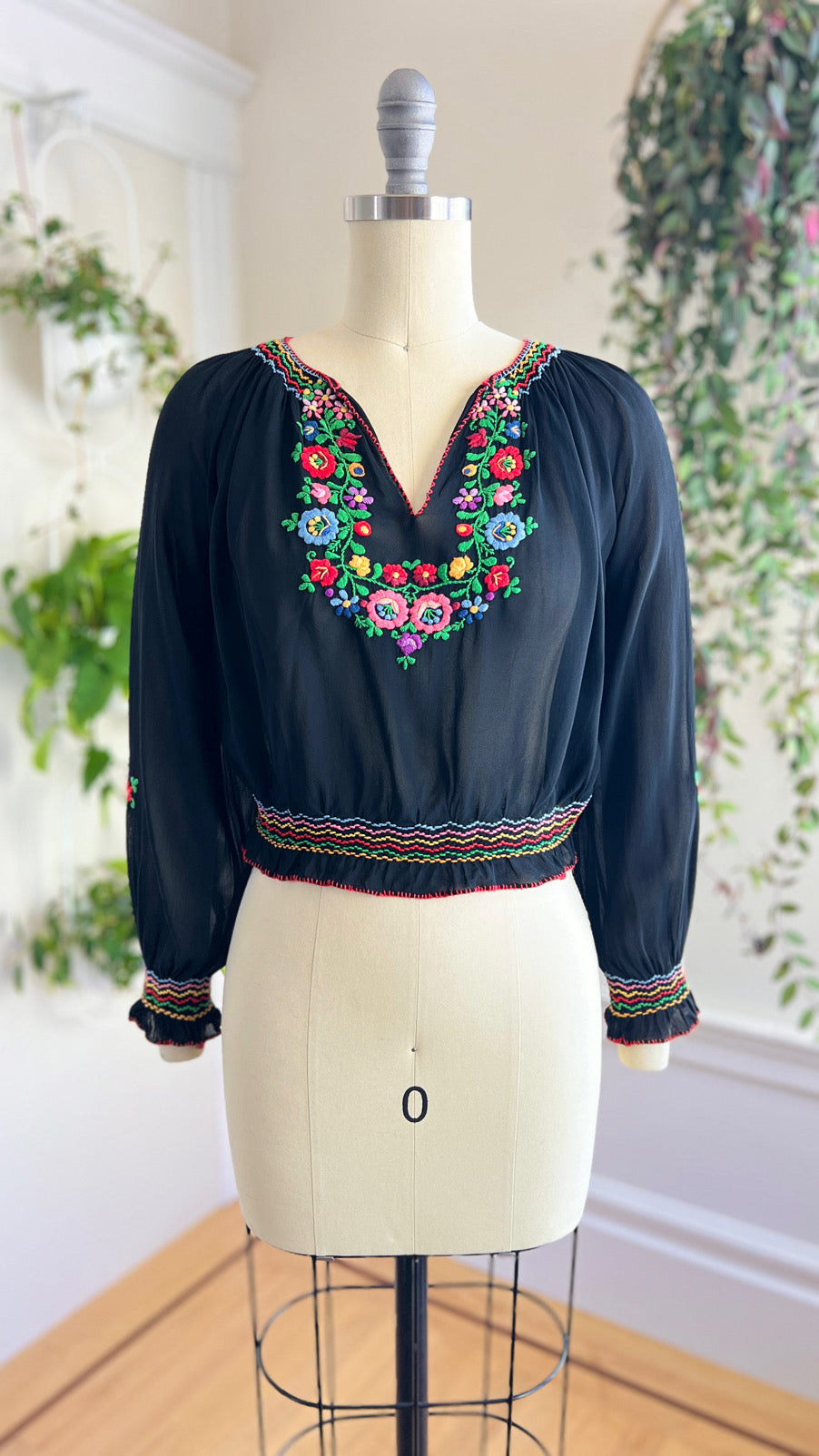 Vintage 1940s Hand-Embroidered Hungarian Blouse | small