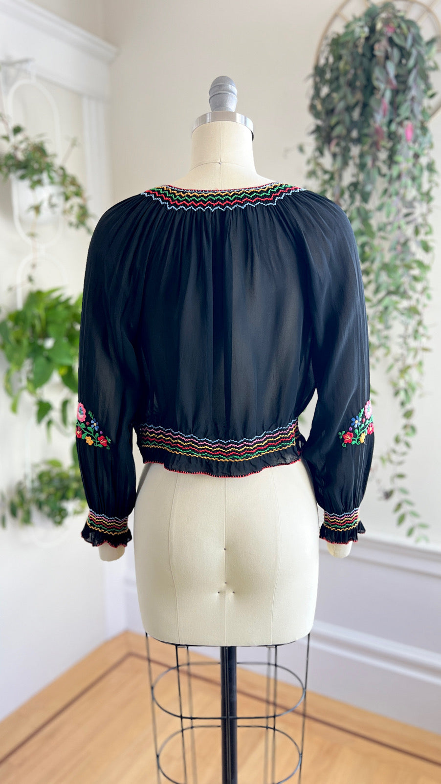 Vintage 1940s Hand-Embroidered Hungarian Blouse | small