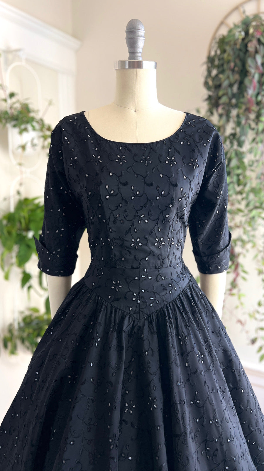 Vintage 1950s Embroidered Eyelet Evening Dress | small