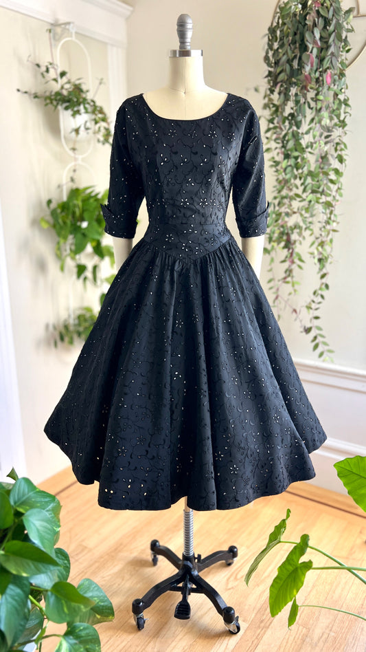 Vintage 1950s Embroidered Eyelet Evening Dress | small