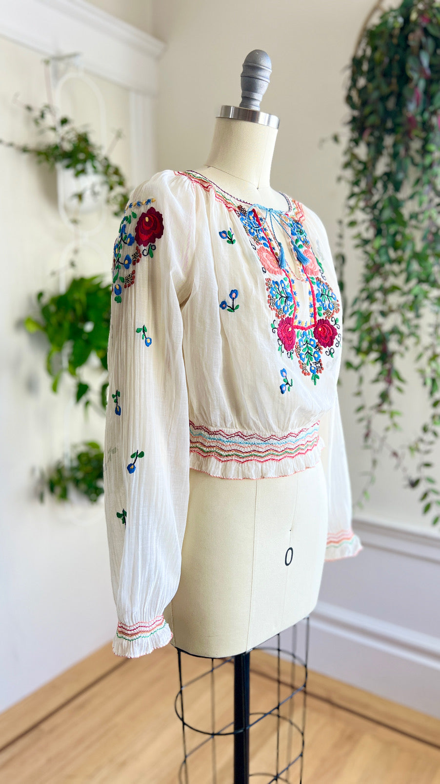 Vintage 1930s Hand-Embroidered Hungarian Peasant Top | x-small/small