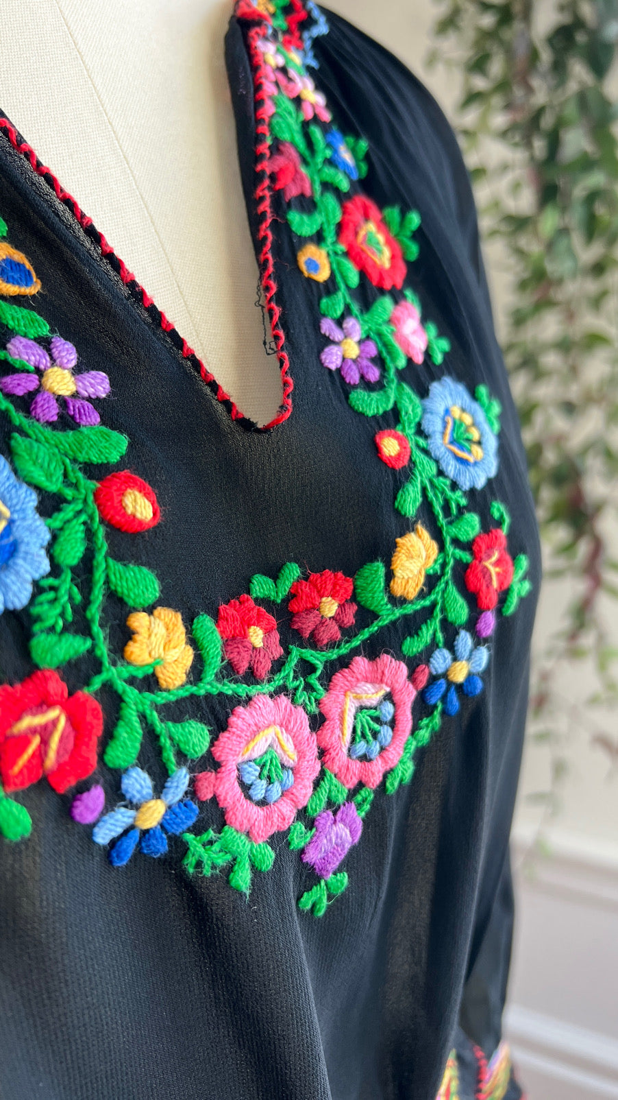 Vintage 1940s Hand-Embroidered Hungarian Blouse | small