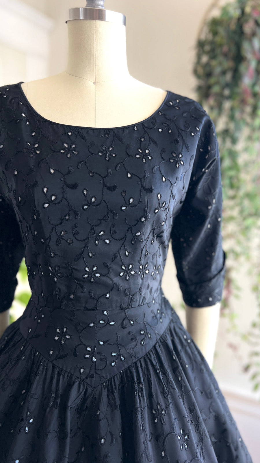 Vintage 1950s Embroidered Eyelet Evening Dress | small