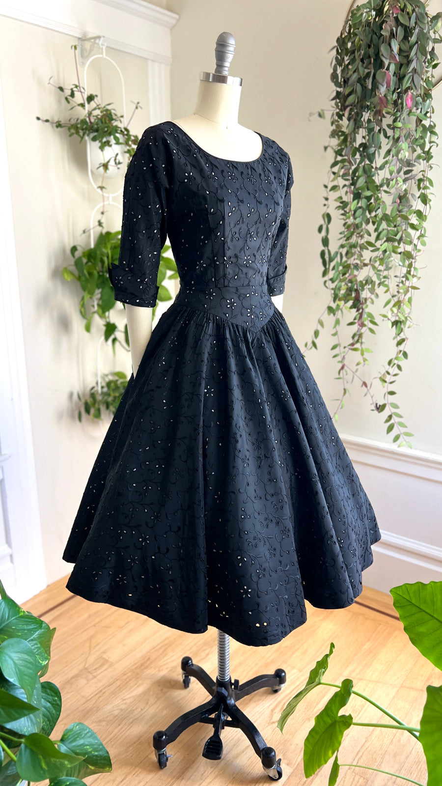 Vintage 1950s Embroidered Eyelet Evening Dress | small