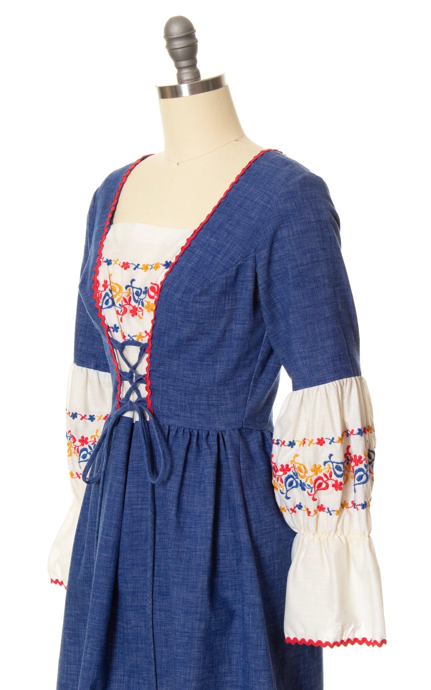 1970s Floral Embroidered Lace-Up Dress | small