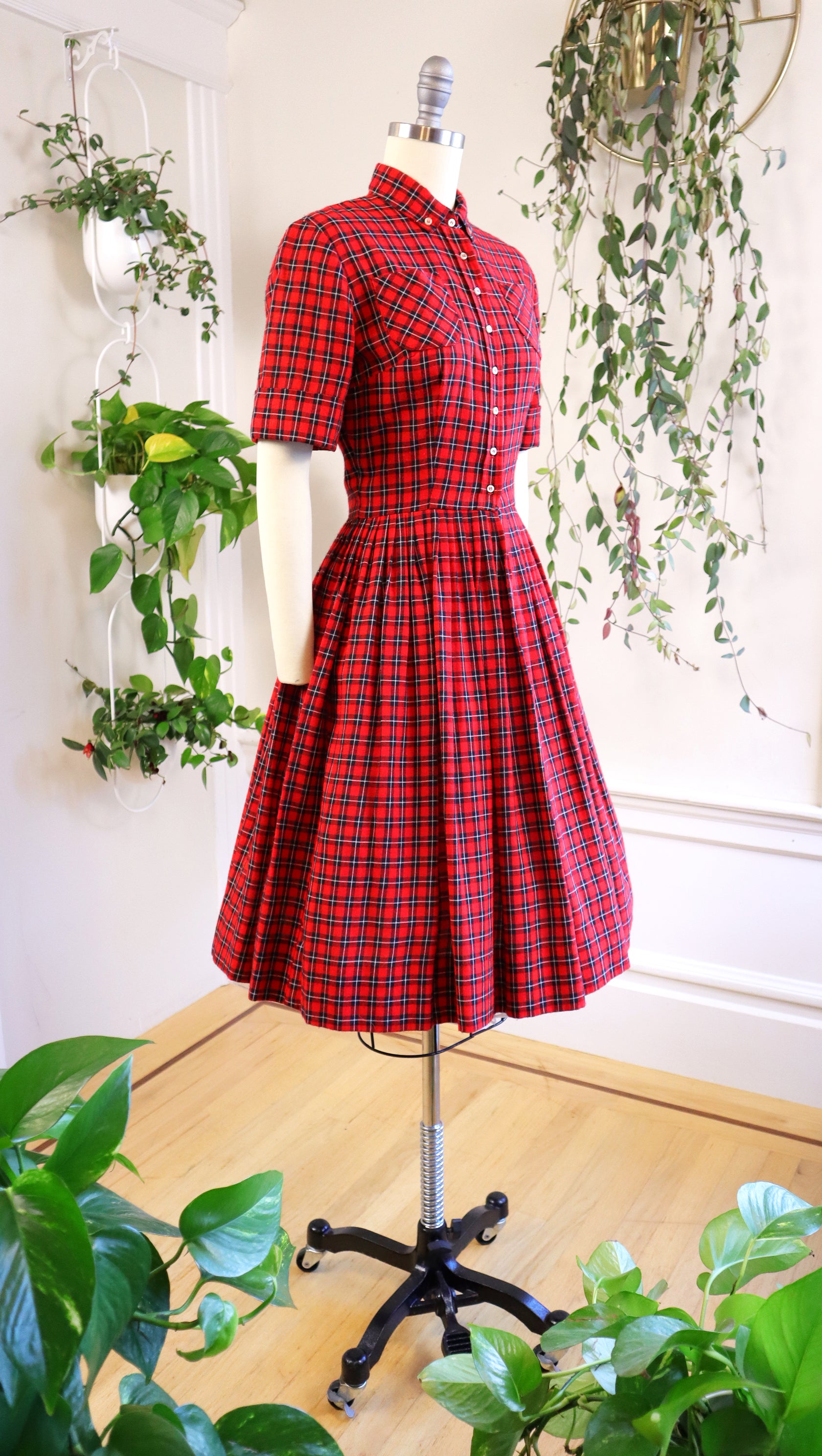 1940s 1950s Youth Teen Plaid dress. Galey and Lord Fabric Chubette. Puffed sleeves A line with mandarin collar. Tie Back. Bust Chest offers 36