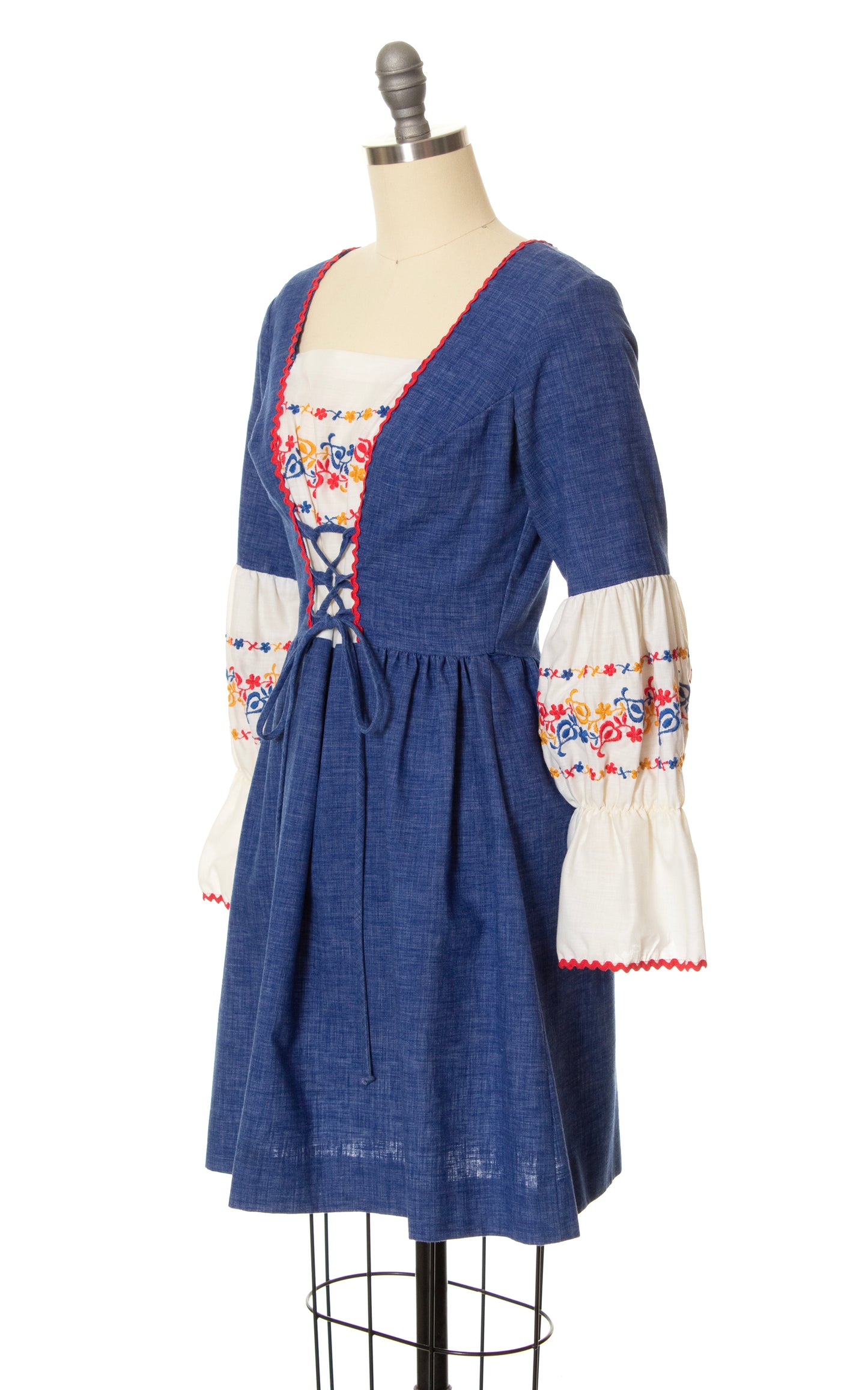 1970s Floral Embroidered Lace-Up Dress | small