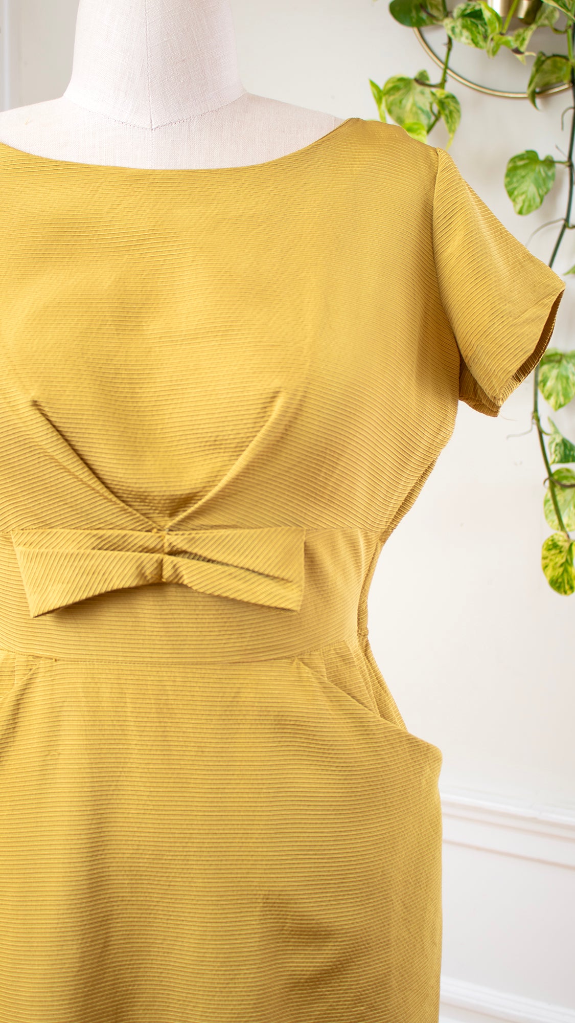 NEW ⭐️ 1950s Yellow Wiggle Dress | large