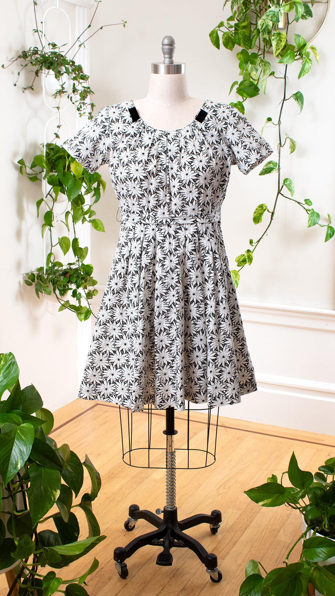 1950s Floral Cutwork Cotton Dress | x-large