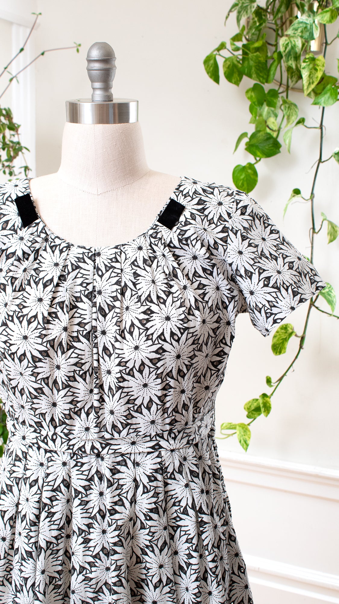 1950s Floral Cutwork Cotton Dress | x-large