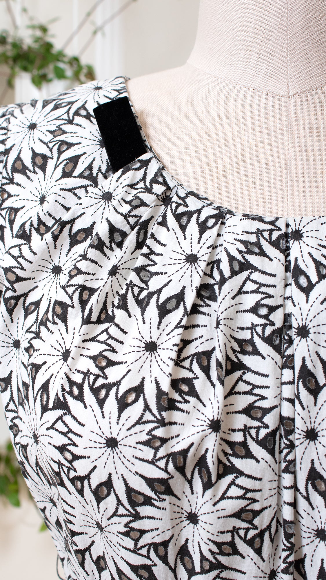 1950s Floral Cutwork Cotton Dress | x-large